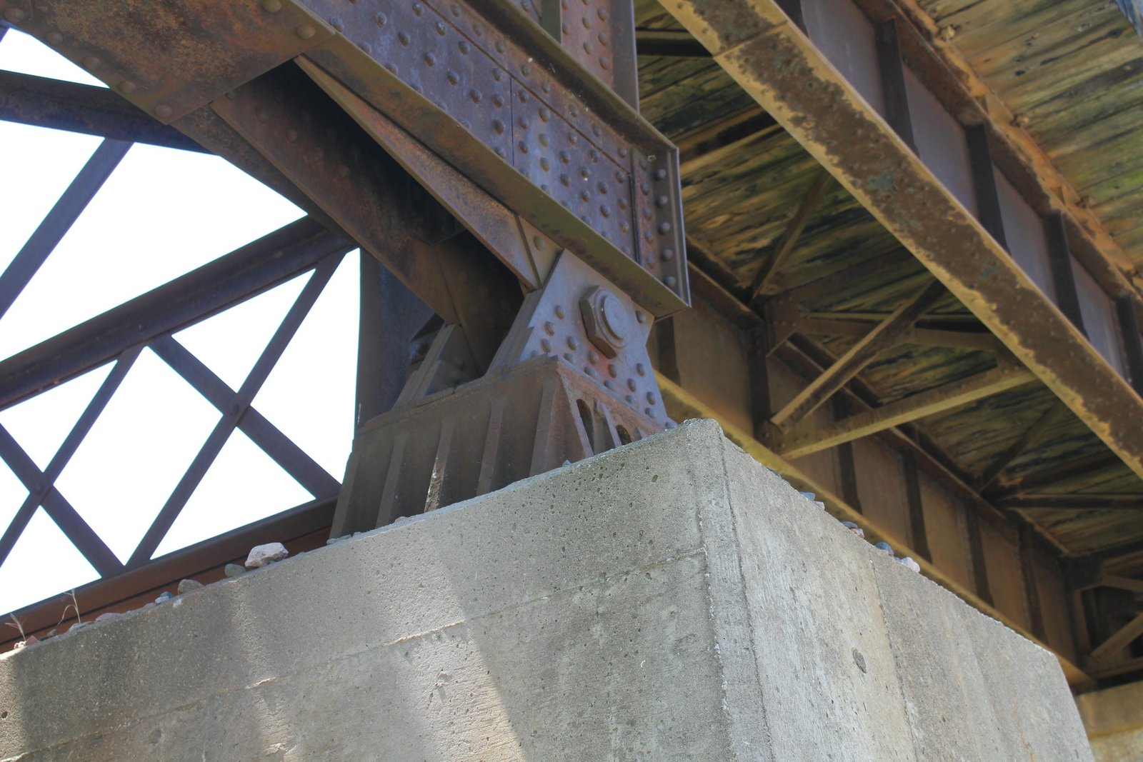 Lower angle connection